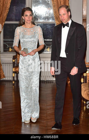 Il Duca e la Duchessa di Cambridge arriva per una cena ospitata da Sua Maestà, Ambasciatore di Francia, Edward Llewellyn, presso l' Ambasciata britannica a Parigi, come parte della loro visita ufficiale alla capitale francese. Foto Stock