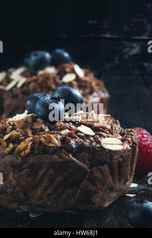 Close up di sano muffin ai mirtilli sul tavolo rustico. Foto Stock