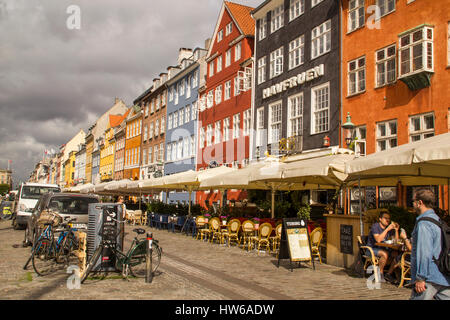 Copenhagen, Danimarca - 02 Settembre 2016: iconico Nyhavn waterfront fiancheggiata dalle colorate case a schiera a Copenaghen il quartiere storico di.Tourist Godetevi al fres Foto Stock