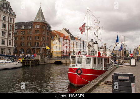 Copenhagen, Danimarca - 02 Settembre 2016: iconico Nyhavn waterfront fiancheggiata dalle colorate case a schiera a Copenaghen il quartiere storico di.Tourist Godetevi al fres Foto Stock