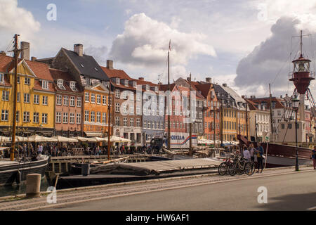 Copenhagen, Danimarca - 03 Settembre 2016: iconico Nyhavn waterfront fiancheggiata dalle colorate case a schiera a Copenaghen il quartiere storico di.Tourist Godetevi al fres Foto Stock