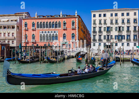 Persone in gondole, Venezia, Italia Foto Stock