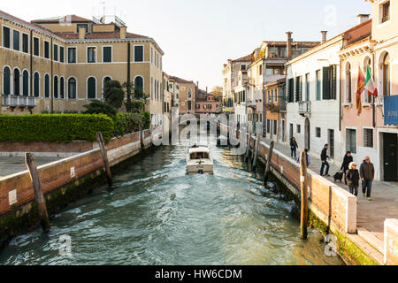Canal con barche, Venezia, Italia e Europa Foto Stock