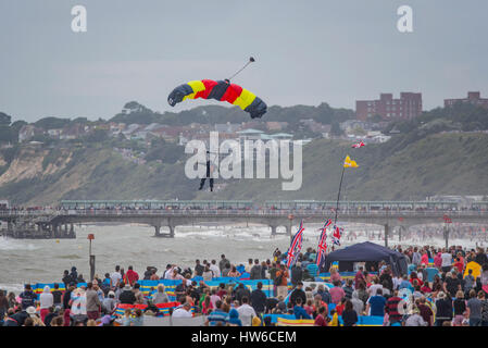 Parachutist sbarco nel 2016 bournemouth air festival. Foto Stock