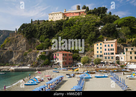 Spiaggia di Monterosso village, parte delle Cinque Terre borghi sulla Riviera Italiana costa, provincia della Spezia, Italia, Europa Foto Stock