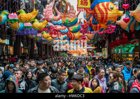 Una folla di gente che sul nuovo anno cinese, il centro storico, Shanghai, Cina Foto Stock
