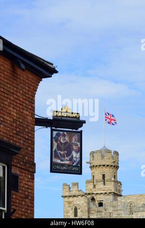 LINCOLN UK 20 LUGLIO 2015: Pub segno con castello in background Foto Stock