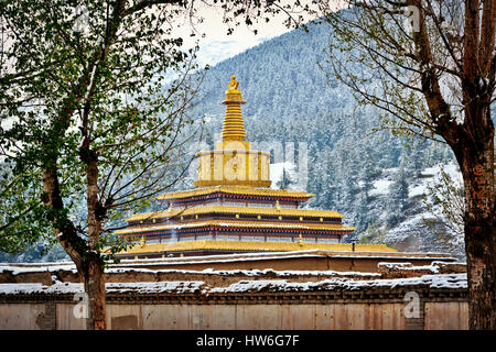 La pagoda dorata nel monastero di Labrang di Xiahe, provincia di Gansu, Cina Foto Stock