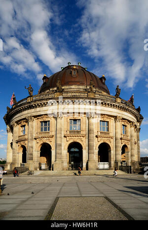 berlino, berlino mitte, muro di berlino, cielo blu, barca, museo di bode, ponte, edificio, capitale, città, paesaggio urbano, Foto Stock