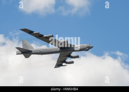 In Flypass dalla USAF longrange B Stratofortress bombardiere all'Airshow di Farnborough, Regno Unito Foto Stock