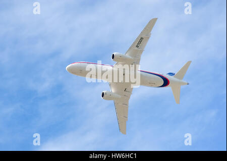 Sviluppato russa Sukhoi Superjet 100-95 passando overhead a Farnborough Airshow , REGNO UNITO Foto Stock