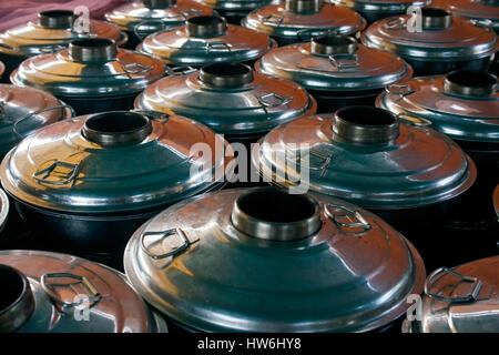 Khmer tradizionale pasti sono pronti per essere serviti per ospiti di nozze in una tenda in Chork Village, Tboung Khmum Provincia, in Cambogia. Foto Stock