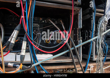 Un audio Neutrik e connettore video box è impostata per una banda a un matrimonio nel villaggio di Chork, Tboung Khmum Provincia, in Cambogia. Foto Stock