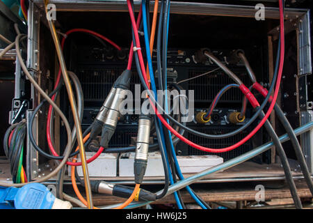 Un audio Neutrik e connettore video box è impostata per una banda a un matrimonio nel villaggio di Chork, Tboung Khmum Provincia, in Cambogia. Foto Stock