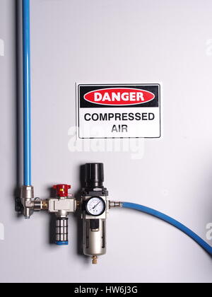 Fissata con codice colore linea di aria compressa con regolatore di pressione, la scala e il tubo flessibile, montato a parete, Melbourne 2015 Foto Stock