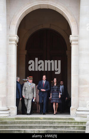 Il Duca e la Duchessa di Cambridge a Les Invalides, dove hanno incontrato un certo numero di vittime e di prima emergenza dal Bataclan e attacchi di Nizza e anche sentito più circa l'importante e storico ruolo attuale del sito, in particolare il suo lavoro il supporto di veterani e dei suoi programmi di riabilitazione, come parte della loro visita ufficiale alla capitale francese. Foto Stock