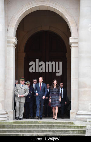 Il Duca e la Duchessa di Cambridge a Les Invalides, dove hanno incontrato un certo numero di vittime e di prima emergenza dal Bataclan e attacchi di Nizza e anche sentito più circa l'importante e storico ruolo attuale del sito, in particolare il suo lavoro il supporto di veterani e dei suoi programmi di riabilitazione, come parte della loro visita ufficiale alla capitale francese. Foto Stock