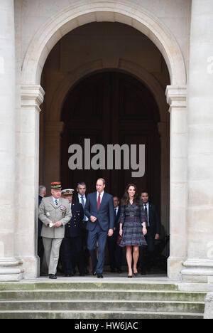 Il Duca e la Duchessa di Cambridge a Les Invalides, dove hanno incontrato un certo numero di vittime e di prima emergenza dal Bataclan e attacchi di Nizza e anche sentito più circa l'importante e storico ruolo attuale del sito, in particolare il suo lavoro il supporto di veterani e dei suoi programmi di riabilitazione, come parte della loro visita ufficiale alla capitale francese. Foto Stock