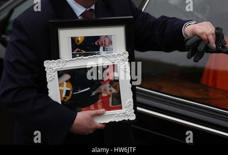 Una fotografia del capitano Dara Fitzpatrick (fondo), che è morto in guardia costiera elicottero tragedia off Blacksod, Co Mayo, è preso dal herse come si arriva a San Patrizio Chiesa, Glencullen, per il suo funerale. Picture Data: sabato 18 marzo, 2017. Vedere PA storia Guardia costiera irlandese. Foto di credito dovrebbe leggere: Brian Lawless/PA FILO Foto Stock