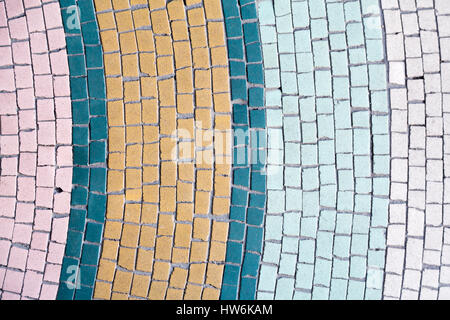 Piastrelle a mosaico sullo sfondo astratto in sfumature di rosa, giallo, bianco e blu. Foto Stock