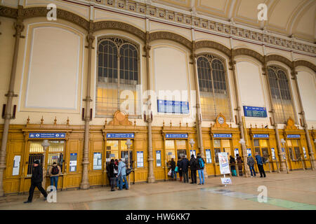 Nyugati palyaudvar stazione ferroviaria occidentale, costruito da Eiffel nel 1877. Budapest Ungheria, Europa sud-orientale Foto Stock