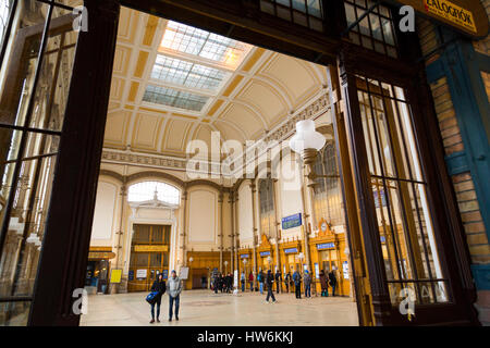 Nyugati palyaudvar stazione ferroviaria occidentale, costruito da Eiffel nel 1877. Budapest Ungheria, Europa sud-orientale Foto Stock