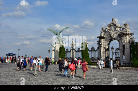 I turisti all'ingresso del Castello di Buda (Palazzo Reale) con Turul monumento Foto Stock