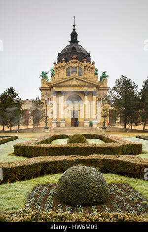 Il medicinale più grandi bagni termali in Europa. Il neo-barocco Szechenyi bagni, il parco della città. Budapest Ungheria, Europa sud-orientale Foto Stock