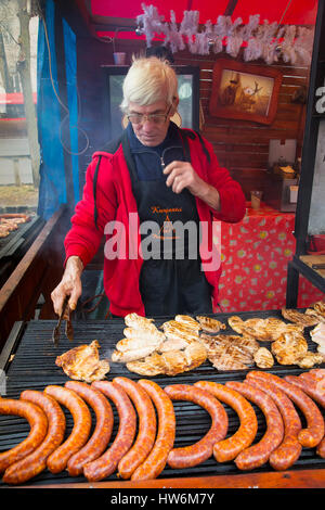 Il cibo all'aria aperta dei chioschi che vendono cibo. Mercato di Natale. Budapest Ungheria, Europa sud-orientale Foto Stock