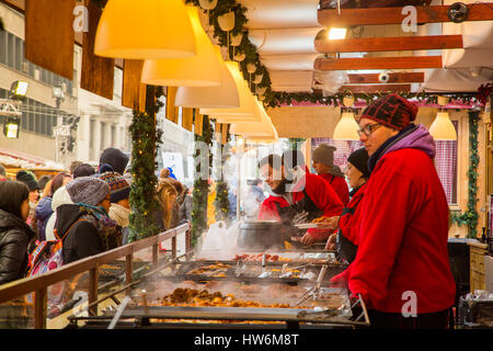 Il cibo all'aria aperta dei chioschi che vendono cibo. Mercato di Natale. Budapest Ungheria, Europa sud-orientale Foto Stock