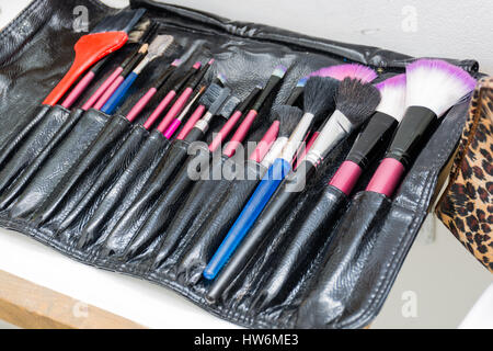 Astratto e concettuale del make up. spazzole, costituiscono strumenti. Rendere artista al lavoro. Foto Stock