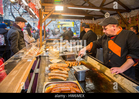 Il cibo. Un uomo per la cottura del tipico langos, Mercato di Natale. Budapest Ungheria, Europa sud-orientale Foto Stock