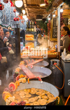 Il cibo. Mercato di Natale. Budapest Ungheria, Europa sud-orientale Foto Stock