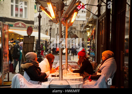 I giovani su una terrazza di un bar al tramonto. Inverno freddo. Budapest Ungheria, Europa sud-orientale Foto Stock