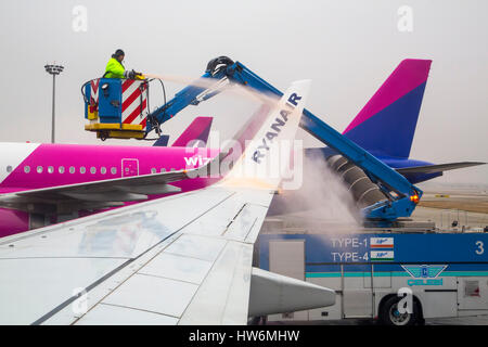 Cancellazione di ghiaccio e de-icing aeromobili. Aeroporto di Budapest. Ungheria, Europa sud-orientale Foto Stock