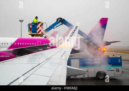 Cancellazione di ghiaccio e de-icing aeromobili. Aeroporto di Budapest. Ungheria, Europa sud-orientale Foto Stock