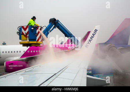 Cancellazione di ghiaccio e de-icing aeromobili. Aeroporto di Budapest. Ungheria, Europa sud-orientale Foto Stock