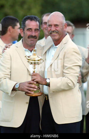 SAM TORRANCE & MARK JAMES RYDER CUP 02 il Campanile Belfry SUTTON COLDFIELD Birmingham Inghilterra 29 Settembre 2002 Foto Stock