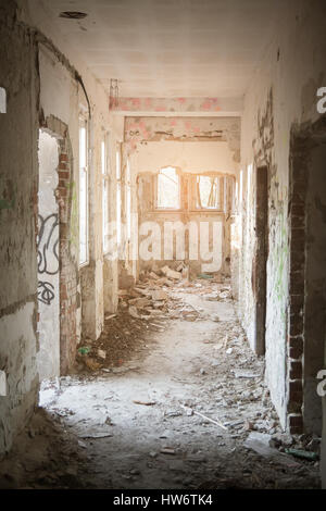 Corridoio in creepy rovinato house Foto Stock