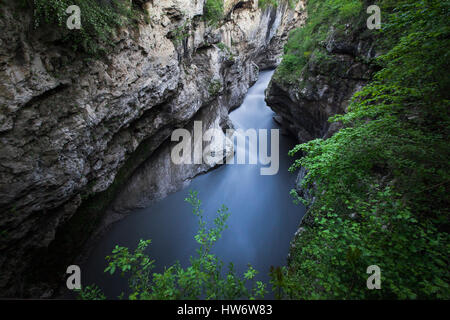 Il fiume di montagna nella gola Foto Stock