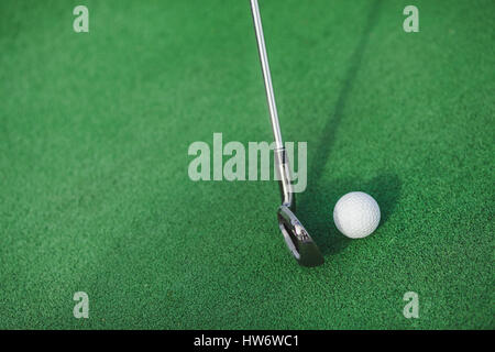 Golf club e la sfera su un prato verde. colpo per una sfera golf club. vai Foto Stock