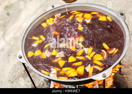 Vin brulé su un incendio. cibo nell'aria aperta. fragranti rimuginassero win Foto Stock