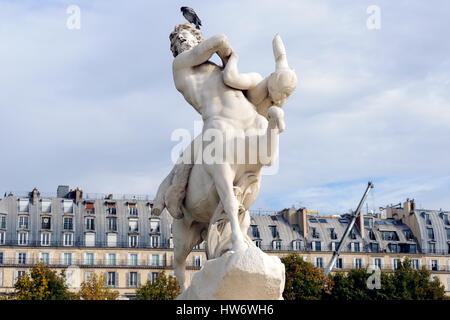Bellissima statua classica e piccione sulla testa nel Giardino delle Tuileries vicino al Louvre, Parigi, Francia Foto Stock