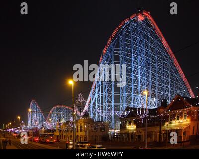 Blackpool luminarie e illuminato Pleasure Beach sul Golden Mile Foto Stock