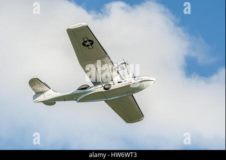 Splendidamente restaurata vintage WW2 costruttiva PBY Catalina flying boat nei cieli di Farnborough, Regno Unito Foto Stock