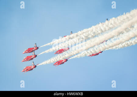 Le frecce rosse formazione aerobatic team display lasciando scie di fumo nel cielo di Farnborough, Regno Unito Foto Stock