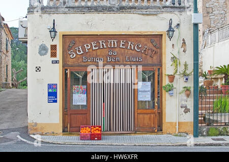 ES CAPDELLA, MALLORCA, Spagna - 9 Febbraio 2017: splendido art nouveau supermercato ingresso Botiga Den Lluis il 9 febbraio 2017 in Es Capdella, Mallo Foto Stock