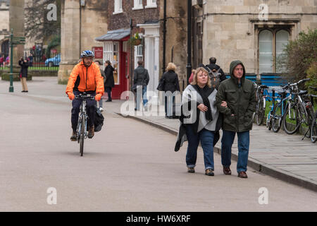 Come spostarsi York a piedi o in bicicletta - a piedi di pedoni e ciclisti in sella ad una bicicletta - Minster vicino, York, North Yorkshire, Inghilterra, GB, UK. Foto Stock