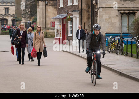 Come spostarsi York a piedi o in bicicletta - a piedi di pedoni e ciclisti in sella ad una bicicletta - Minster vicino, York, North Yorkshire, Inghilterra, GB, UK. Foto Stock