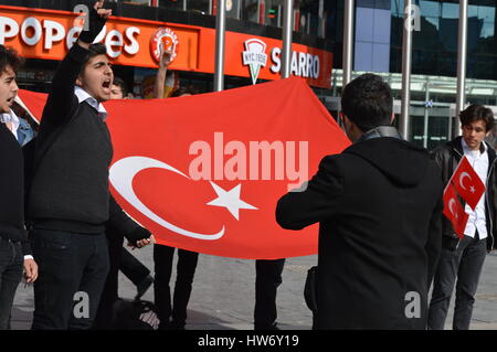 Ankara, Turchia. Xviii Mar, 2017. Gli studenti nazionalista commemorare il 102º anniversario della campagna di Gallipoli con urlando "Allahu Akbar " e " Siamo soldati di Mustafa Kemal Ataturk" nel centro di Ankara. Credito: Altan Gocher/Pacific Press/Alamy Live News Foto Stock